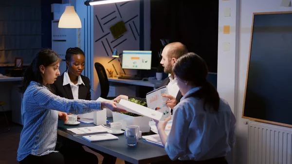 Negocios multiétnicos lluvia de ideas ideas de la empresa análisis de la estrategia de gestión — Foto de Stock