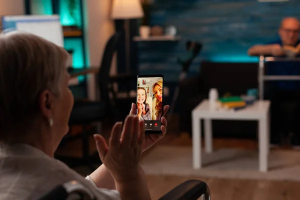 Grootmoeder in gesprek met familie op internet videogesprek — Stockfoto