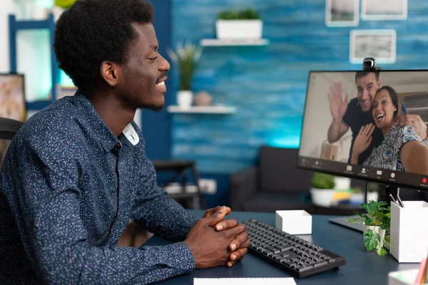 Personne noire sur conversation d'appel vidéo en ligne — Photo