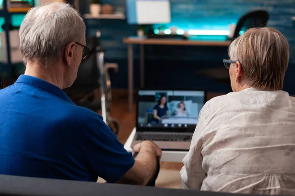 退休夫妇在网上进行视频通话 — 图库照片