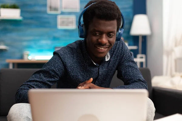 Black man using headphones and laptop technology — Φωτογραφία Αρχείου