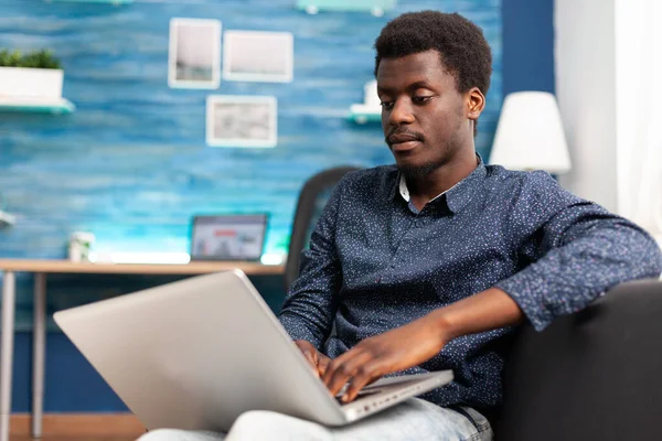 Modern dizüstü bilgisayarda yazan Afrikalı Amerikalı bir adam. — Stok fotoğraf