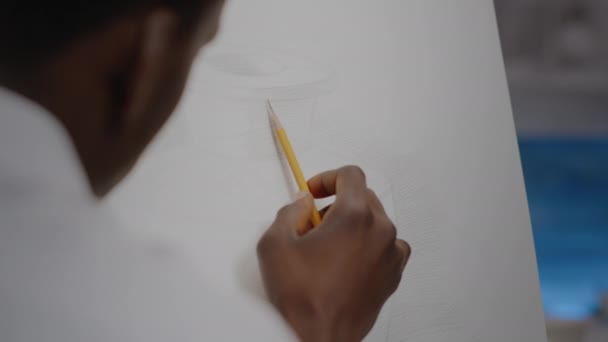 Κοντινό πλάνο του μαύρου σχεδίου χέρι με μολύβι τέχνης σε λευκό καμβά — Αρχείο Βίντεο
