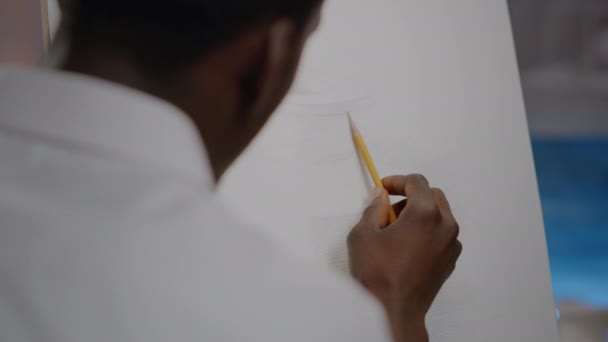 Κοντινό πλάνο του Αφροαμερικανού νεαρού καλλιτέχνη χρησιμοποιώντας το χέρι με μολύβι — Αρχείο Βίντεο