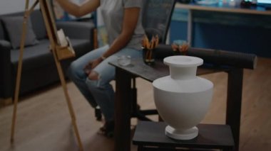 İlham çizmek için vazo tasarımını masadaki kapat