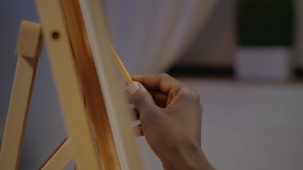 Gros plan de la main afro-américaine de l'artiste tenant crayon — Video