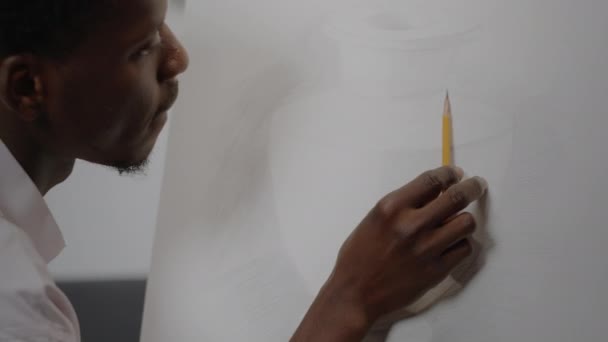 Närbild av ritning av vas med svart handhållen penna — Stockvideo