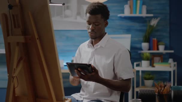 Adulto afro-americano com habilidades artísticas usando tablet digital — Vídeo de Stock