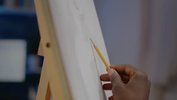 나무로 된 이젤 위에 흰색 미술용 캔버스를 클로즈업 한 모습 — 비디오