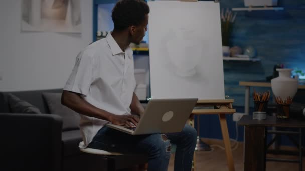 Afroamerikaner nutzt Laptop als neue Inspiration — Stockvideo