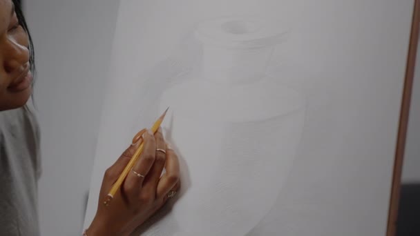 Gros plan du dessin du vase sur toile blanche et main noire — Video