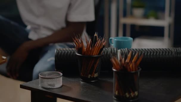 Close up de ferramentas de arte e lápis coloridos na mesa de oficina — Vídeo de Stock