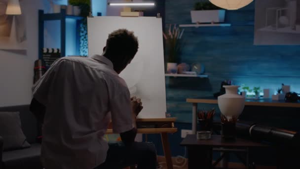 Persona creativa nera che usa la matita per disegnare il disegno del vaso su tela — Video Stock