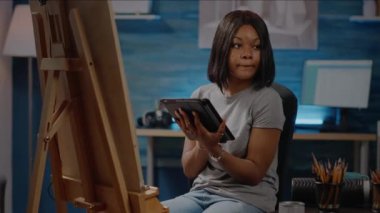 Çizim için dijital tablet kullanan siyahi genç sanatçı