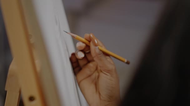 Gros plan de la main noire avec dessin au crayon sur toile blanche — Video