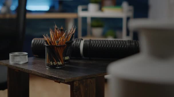 Zbliżenie drewnianego stołu z kolorowymi ołówkami dla artysty — Wideo stockowe