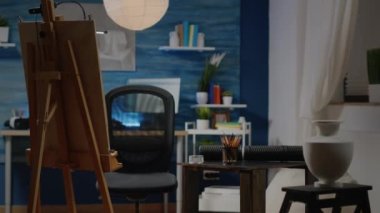 Yaratıcılık stüdyosunda sanatsal çizimleri olan kimse yok.