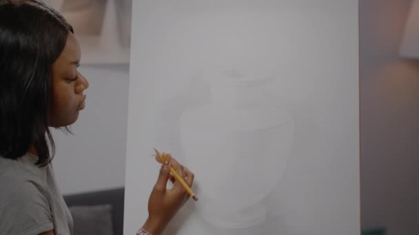 Artista de etnia afroamericana dibujo auténtico jarrón diseño — Vídeos de Stock