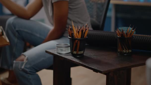 Fechar a mesa com ferramentas de arte e lápis coloridos — Vídeo de Stock