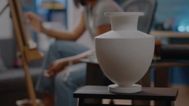 Otantik çizim projesi için kullanılan beyaz vazoyu kapat