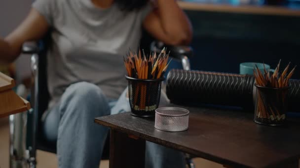 Close-up van kunstgereedschappen en potloden op tafel in kunstwerkruimte — Stockvideo