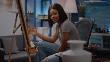 Yaratıcı hayal gücü olan siyahi genç bir yetişkin.