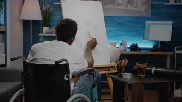 从事绘画工作的非洲裔美国残疾人艺术家 — 图库视频影像