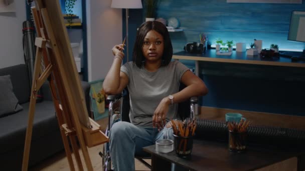 Portrait of disabilitas african american artist sitting in art studio — Stok Video