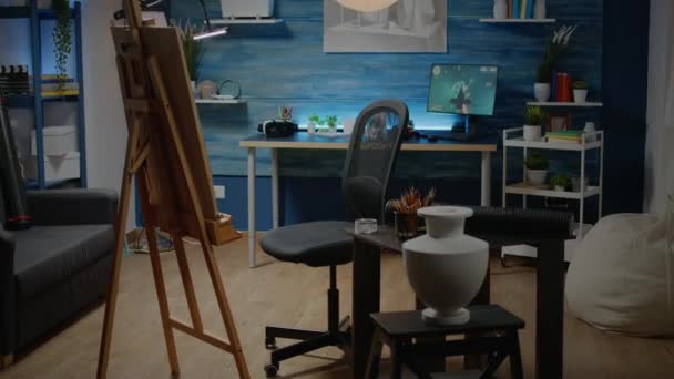 Töm kreativ studio utrymme med vit duk och staffli — Stockvideo
