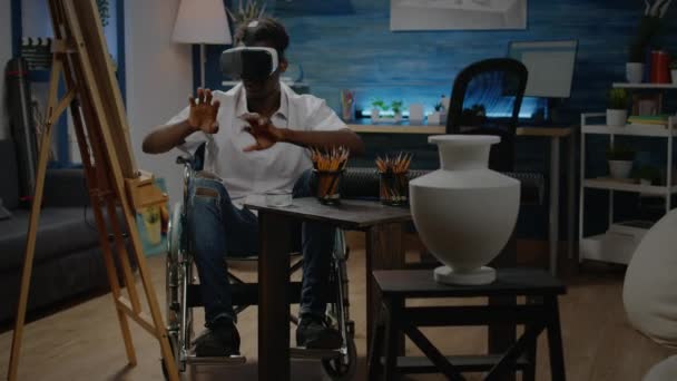 障害のあるアフリカ系アメリカ人男性がインスピレーションのためにvrガラスを使う — ストック動画