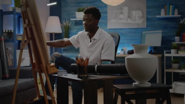 Beyaz tuval üzerine vazo tasarımı çizen Afrikalı bir Amerikalı. — Stok video