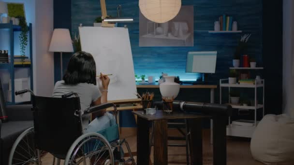 Donna nera con disabilità disegno vaso su tela — Video Stock