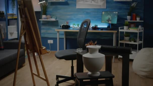 Tomma konstverk studio utrymme med staffli och vit duk — Stockvideo