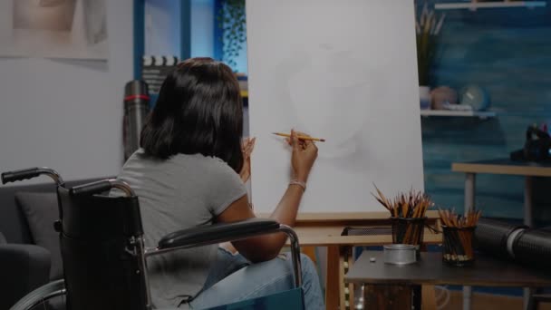 Afrikaanse Amerikaanse kunstenaar met een handicap tekening vaas ontwerp — Stockvideo
