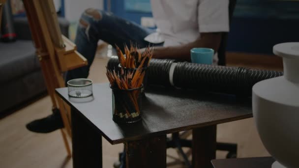Close up de ferramentas de arte na mesa em estúdio oficina criativa — Vídeo de Stock