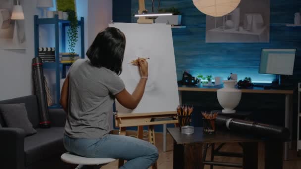 Afrikaanse Amerikaanse vrouw kunstenaar het creëren van vaas ontwerp met behulp van potlood — Stockvideo