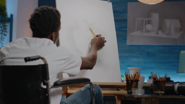 Afrykański amerykański niepełnosprawny młody artysta rysunek wazon na płótnie — Wideo stockowe
