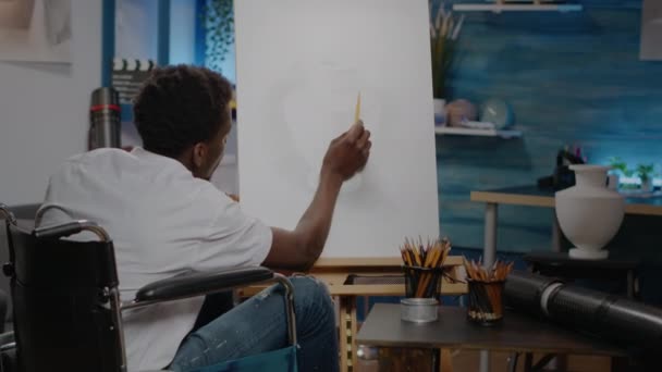 Черный молодой художник с ограниченными возможностями, создающий дизайн вазы — стоковое видео