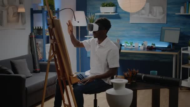Черный художник с помощью VR-очков для вдохновения виртуального рисования — стоковое видео
