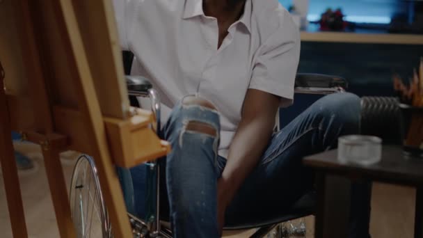 Портрет черного художника с инвалидностью с карандашом на холсте — стоковое видео