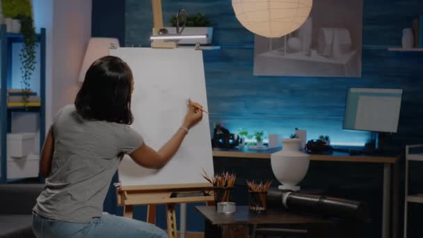 Genç Afrikalı Amerikalı ressam tuval üzerinde vazo tasarımı yapıyor — Stok video