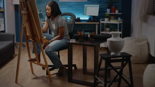 Black artistic person designing masterpiece of vase on table — Stock Video