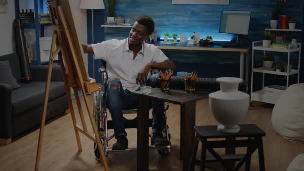Африканский американец, сидящий в инвалидной коляске — стоковое видео