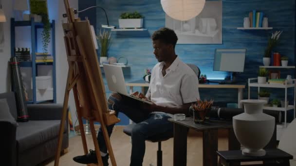 Černý kreativní umělec s laptopem pomocí technologie pro umělecký design — Stock video