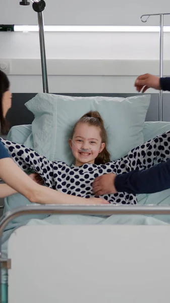 Ziek meisje patiënt met zuurstof neusbuis rusten in bed herstellen na de operatie — Stockfoto