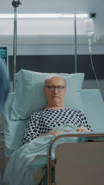 Älterer Patient wartet im Krankenhausbett auf Ergebnisse — Stockfoto