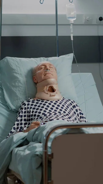 Retrato de homem velho com pescoço cervical colarinho descansando — Fotografia de Stock