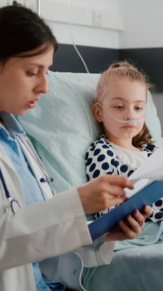 Ziek kind patiënt draagt zuurstof neusbuis rusten in bed herstellen na ademhaling ziekte chirurgie — Stockfoto