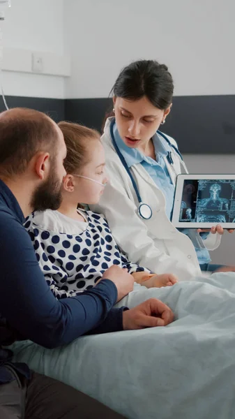 Médecin femme médecin expliquant la radiographie médicale discuter du traitement de santé — Photo