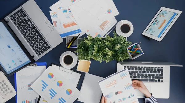 Vista superior de la mujer gerente analizando la estrategia de papeleo financiero escribiendo experiencia en el ordenador portátil — Foto de Stock